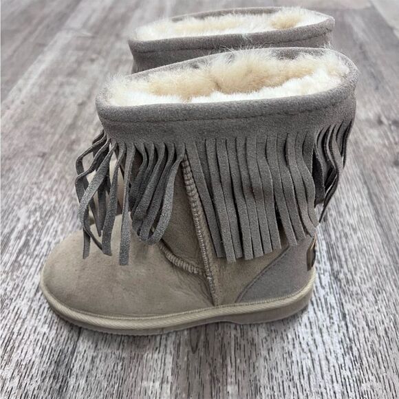 Koolaburra By UGG Kids Short Fringe Boots - Picture 5 of 8